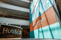 HubSpot desk 2 4pyyjh