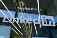 Unsplash LinkedIn office FVrV4f