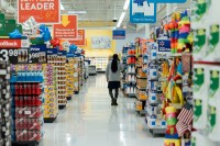 Walmart shopper Unsplash 0yQamj