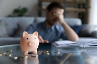 Man stressed about money finances aQkmFp